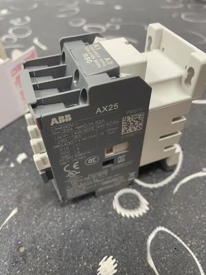 ABB AX25-30-10-80 AC-Schütz, einpolig, mit einseitigem Signalanschluss und Schutzart IP67 für dauerhafte Leistung